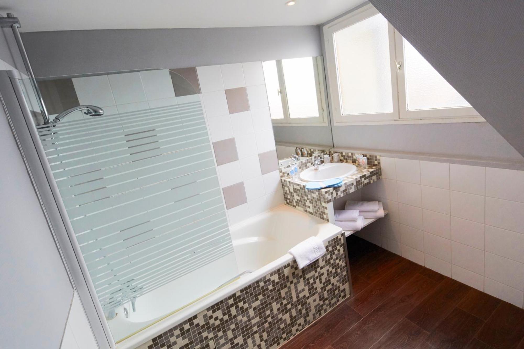 Double Room with 1 Junior Bed (Up To 10 Years)